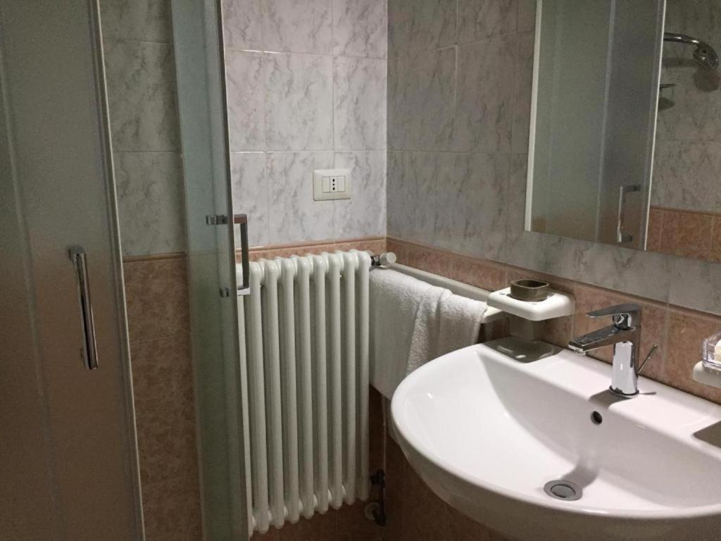 Camera B&B Hotel Парма Экстерьер фото